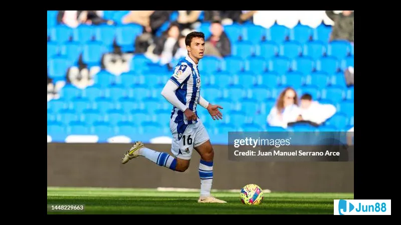 Cầu thủ của Real Sociedad đang tấn công mạnh mẽ trước hàng phòng ngự của Rayo Vallecano
